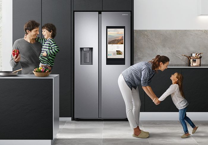 Nahaufnahme eines modernen Kaffeevollautomaten mit frisch zubereitetem Latte Macchiato Nahaufnahme eines modernen Kaffeevollautomaten mit frisch zubereitetem Latte Macchiato