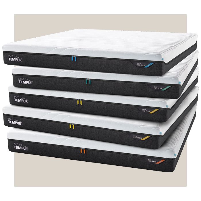 Stapel aus TEMPUR PRO® Plus Matratzen in verschiedenen Härtegraden für individuellen Schlafkomfort.