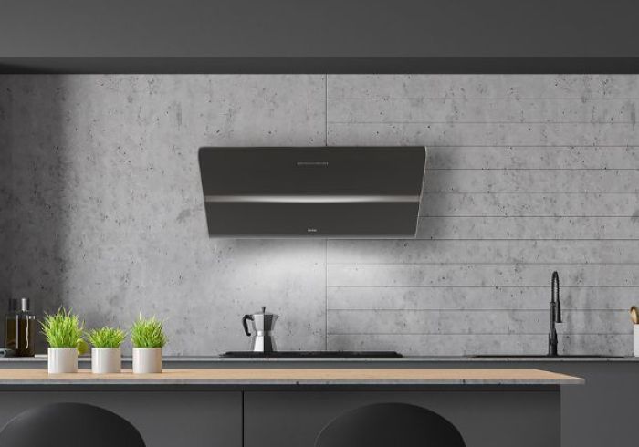 Moderner Wandofen in schwarzem Design neben offenen Holzregalen in einer stilvollen Küche.