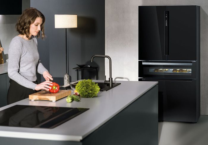 Moderne Küchenkombination mit Weinklimaschrank und offenem Kühlschrank in elegantem Design