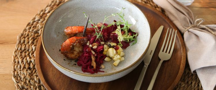 Winterkohlsalat mit gebratenen Garnelen in Vanillenussbutter