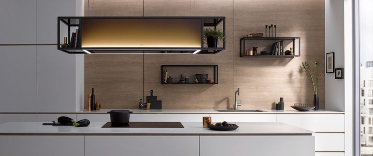 Moderne Küche mit Holz- und Weiß-Elementen, Hängeregalen und integrierter Dunstabzugshaube