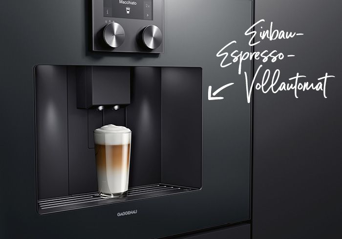 Nahaufnahme eines modernen Kaffeevollautomaten mit frisch zubereitetem Latte Macchiato