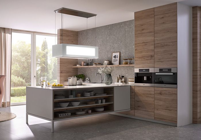Moderne Küche mit Holz- und Metall-Elementen, offener Insel und eingebauten Geräten