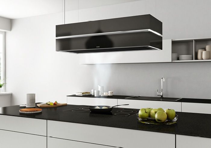 Moderne Küche mit schwarzer Dunstabzugshaube und Kochinsel mit Induktionskochfeld