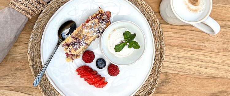 Beeren-Crumble vom Grill mit Joghurt Eis, Rezepte, Grillrezepte, Grillen