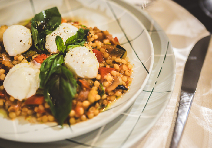 Fregola Sarda mit Sommergemüse & Büffelmozzarella